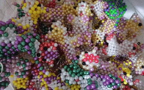 9月23日，拿回家做的手工活，在家做手工活掙錢，手工之家的珠繡串珠是傳統(tǒng)手工、純手工，圖為勵志珠珠繡串珠手工產(chǎn)品剪影