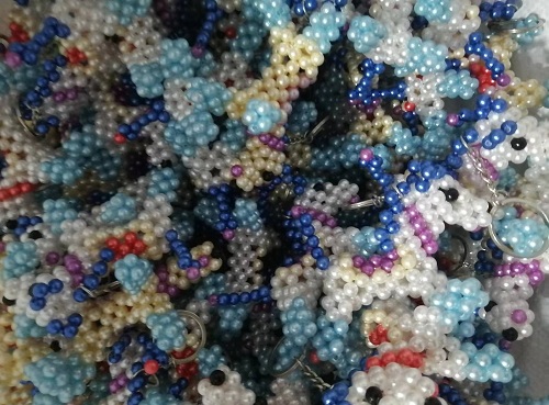 9月23日，拿回家做的手工活，在家做手工活掙錢，手工之家的珠繡串珠是傳統(tǒng)手工、純手工，圖為勵志珠珠繡串珠手工產(chǎn)品剪影