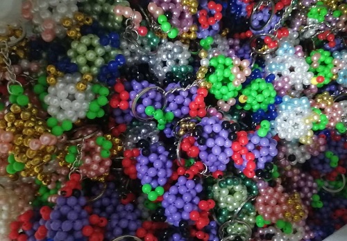 9月23日，拿回家做的手工活，在家做手工活掙錢，手工之家的珠繡串珠是傳統(tǒng)手工、純手工，圖為勵志珠珠繡串珠手工產(chǎn)品剪影