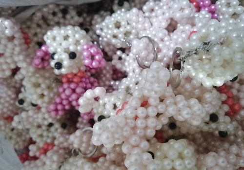 9月23日，拿回家做的手工活，在家做手工活掙錢，手工之家的珠繡串珠是傳統(tǒng)手工、純手工，圖為勵志珠珠繡串珠手工產(chǎn)品剪影