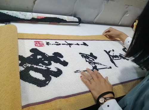 9月25日，可以帶回家做的手工活，在家做手工活掙錢，手工之家是大家居家就業(yè)創(chuàng)業(yè)的好選擇，圖為勵志珠珠繡串珠手工成品倉庫驗收剪影