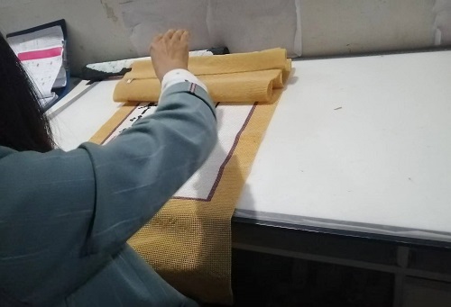 9月25日，可以帶回家做的手工活，在家做手工活掙錢，手工之家是大家居家就業(yè)創(chuàng)業(yè)的好選擇，圖為勵志珠珠繡串珠手工成品倉庫驗收剪影