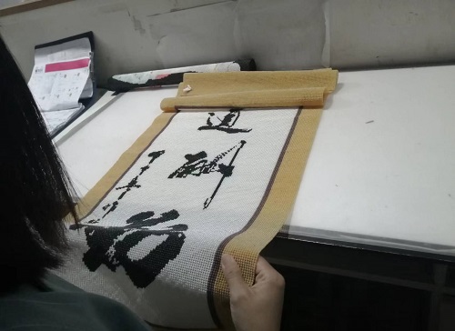 9月25日，可以帶回家做的手工活，在家做手工活掙錢，手工之家是大家居家就業(yè)創(chuàng)業(yè)的好選擇，圖為勵志珠珠繡串珠手工成品倉庫驗收剪影