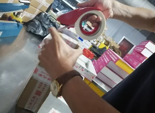 9月26日，寄到家做的手工活，代加工手工活，手工之家的合作方式滿足加工人員的需要，圖為勵志珠珠繡手工材料倉庫工作人員剪影