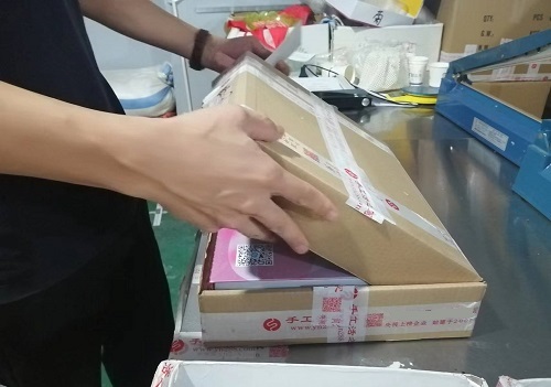 9月26日，寄到家做的手工活，代加工手工活，手工之家的合作方式滿足加工人員的需要，圖為勵志珠珠繡手工材料倉庫工作人員剪影