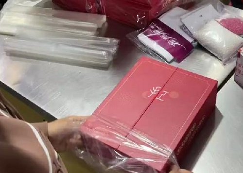 9月27日，純手工活外發(fā)加工項(xiàng)目，手工加工回收項(xiàng)目，讓產(chǎn)品合格，手工之家注重前期培訓(xùn)、驗(yàn)收標(biāo)準(zhǔn)明確，圖為勵(lì)志珠珠繡串珠手工材料發(fā)貨剪影