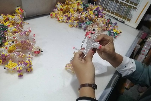 9月28日，拿回家做的手工活，正規(guī)供料的手工活，合適的手工，合作和服務(wù)都好，越來(lái)越多人在手工之家通過(guò)手工成長(zhǎng)收獲，圖為勵(lì)志珠珠繡串珠手工成品庫(kù)驗(yàn)收剪影