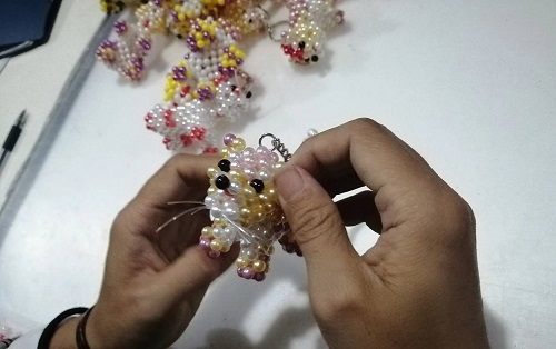 9月28日，拿回家做的手工活，正規(guī)供料的手工活，合適的手工，合作和服務(wù)都好，越來(lái)越多人在手工之家通過(guò)手工成長(zhǎng)收獲，圖為勵(lì)志珠珠繡串珠手工成品庫(kù)驗(yàn)收剪影