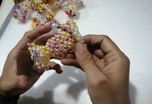 9月28日，拿回家做的手工活，正規(guī)供料的手工活，合適的手工，合作和服務(wù)都好，越來(lái)越多人在手工之家通過(guò)手工成長(zhǎng)收獲，圖為勵(lì)志珠珠繡串珠手工成品庫(kù)驗(yàn)收剪影