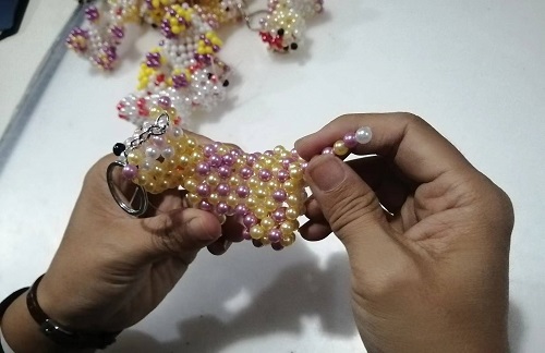 9月28日，拿回家做的手工活，正規(guī)供料的手工活，合適的手工，合作和服務(wù)都好，越來(lái)越多人在手工之家通過(guò)手工成長(zhǎng)收獲，圖為勵(lì)志珠珠繡串珠手工成品庫(kù)驗(yàn)收剪影