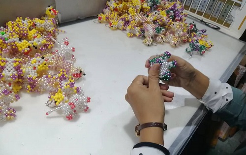 9月28日，拿回家做的手工活，正規(guī)供料的手工活，合適的手工，合作和服務(wù)都好，越來(lái)越多人在手工之家通過(guò)手工成長(zhǎng)收獲，圖為勵(lì)志珠珠繡串珠手工成品庫(kù)驗(yàn)收剪影