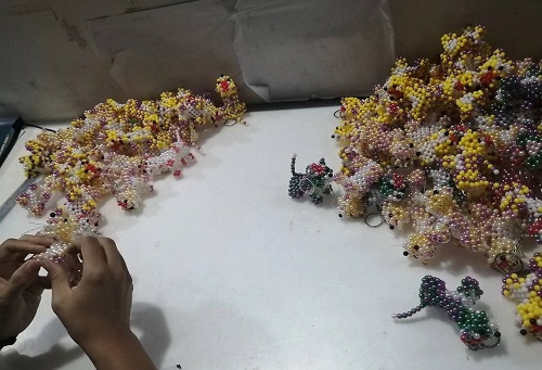 9月28日，拿回家做的手工活，正規(guī)供料的手工活，合適的手工，合作和服務(wù)都好，越來(lái)越多人在手工之家通過(guò)手工成長(zhǎng)收獲，圖為勵(lì)志珠珠繡串珠手工成品庫(kù)驗(yàn)收剪影