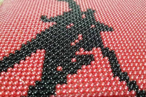 9月29日，正規(guī)供料的手工活，在家做手工活掙錢，新的季度即將開始，手工之家的外發(fā)手工活適合大家居家就業(yè)創(chuàng)業(yè)，圖為勵志珠珠繡串珠手工產(chǎn)品剪影