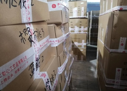 9月30日，想接正規(guī)廠家的手工活，手工活外發(fā)加工項(xiàng)目，很多人選擇手工之家手工創(chuàng)業(yè)成功，圖為勵(lì)志珠珠繡串珠手工材料倉庫備貨剪影