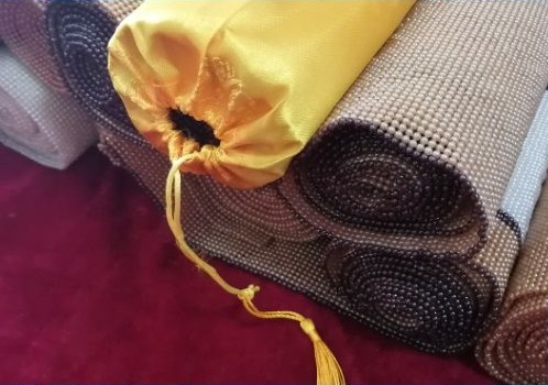 10月2日，在家做手工活掙錢，寄到家做的手工活，手工之家堅(jiān)持對(duì)珠繡非遺傳統(tǒng)手工的傳承和創(chuàng)新，圖為勵(lì)志珠珠繡串珠手工產(chǎn)品及外包裝剪影