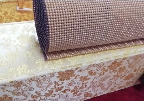 10月2日，在家做手工活掙錢，寄到家做的手工活，手工之家堅(jiān)持對(duì)珠繡非遺傳統(tǒng)手工的傳承和創(chuàng)新，圖為勵(lì)志珠珠繡串珠手工產(chǎn)品及外包裝剪影