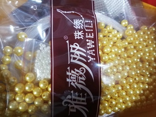 10月3日，接手工活訂單的平臺(tái)，可以帶回家做的手工活，加工沒(méi)難度，剛做手工之家的珠繡串珠手工活要注意什么？圖為勵(lì)志珠珠繡串珠小手工產(chǎn)品材料剪影