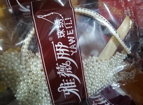 10月3日，接手工活訂單的平臺(tái)，可以帶回家做的手工活，加工沒(méi)難度，剛做手工之家的珠繡串珠手工活要注意什么？圖為勵(lì)志珠珠繡串珠小手工產(chǎn)品材料剪影