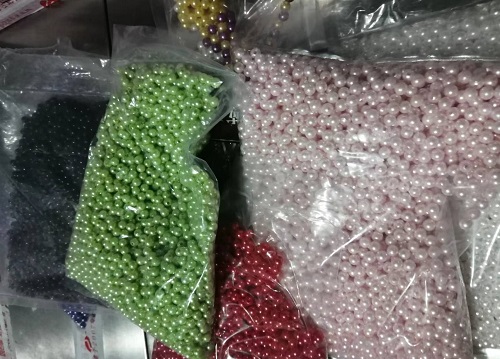 10月3日，接手工活訂單的平臺(tái)，可以帶回家做的手工活，加工沒(méi)難度，剛做手工之家的珠繡串珠手工活要注意什么？圖為勵(lì)志珠珠繡串珠小手工產(chǎn)品材料剪影