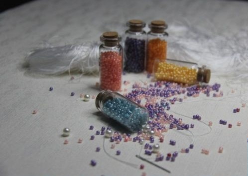 10月4日，手工兼職招聘帶回家做，手工活外發(fā)加工，積極扶持，手工之家的這個(gè)項(xiàng)目是很多人創(chuàng)業(yè)的好選擇，圖為勵(lì)志珠珠繡串珠手工材料剪影