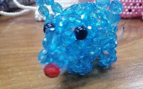 10月9日，拿回家做的手工活，可靠的手工活外發(fā)，產(chǎn)品設(shè)計(jì)精美、種類豐富，就在手工之家，圖為勵(lì)志珠珠繡串珠手工產(chǎn)品剪影