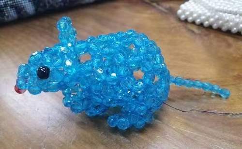 10月9日，拿回家做的手工活，可靠的手工活外發(fā)，產(chǎn)品設(shè)計(jì)精美、種類豐富，就在手工之家，圖為勵(lì)志珠珠繡串珠手工產(chǎn)品剪影