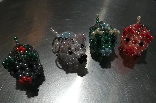 10月10日，寄到家做的手工活，手工串珠兼職，加工材料郵寄提供，手工之家這樣做，圖為勵志珠珠繡串珠手工產(chǎn)品剪影