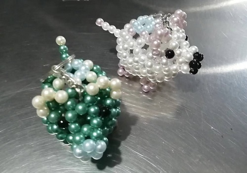 10月10日，寄到家做的手工活，手工串珠兼職，加工材料郵寄提供，手工之家這樣做，圖為勵志珠珠繡串珠手工產(chǎn)品剪影