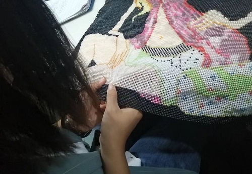 10月11日，帶回家做的手工活，農村手工活加工，在家做手工之家的珠繡串珠手工活要認真用心，圖為勵志珠珠繡串珠手工產品驗收剪影