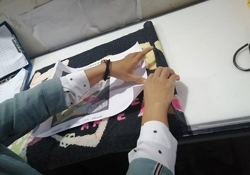 10月11日，帶回家做的手工活，農村手工活加工，在家做手工之家的珠繡串珠手工活要認真用心，圖為勵志珠珠繡串珠手工產品驗收剪影