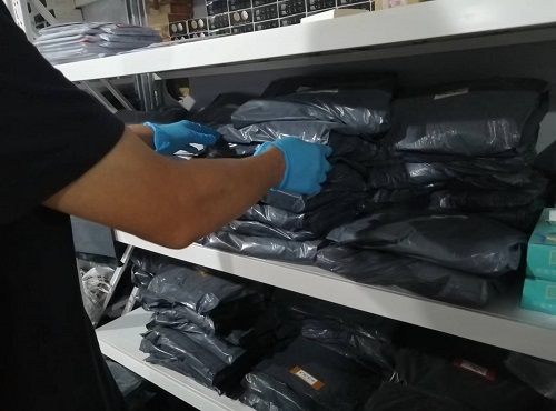 10月12日，想接正規(guī)廠家的手工活，在家做手工活，很受歡迎的手工之家敬業(yè)、重視服務(wù)，圖為勵志珠珠繡串珠手工材料倉庫發(fā)貨剪影