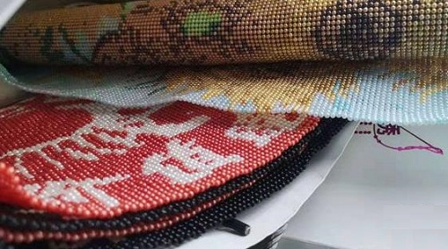 10月13日，純手工活代加工，手工外包發(fā)布平臺，手工之家負(fù)責(zé)提供的加工材料，齊全完備，圖為勵志珠珠繡串珠手工產(chǎn)品剪影