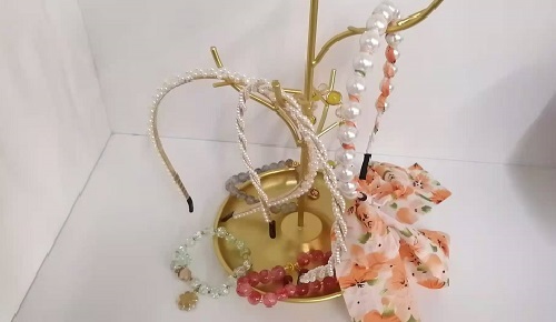 10月16日，農(nóng)村手工活加工項(xiàng)目，可靠的手工活外發(fā)，與手工之家合作，放心居家掙錢(qián)，圖為勵(lì)志珠珠繡串珠手工產(chǎn)品剪影