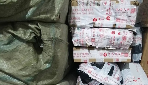 10月17日，代加工手工活，在家兼職手工活，越來越多人在手工之家做珠繡串珠手工掙錢，圖為勵(lì)志珠珠繡串珠成品倉(cāng)庫(kù)剪影