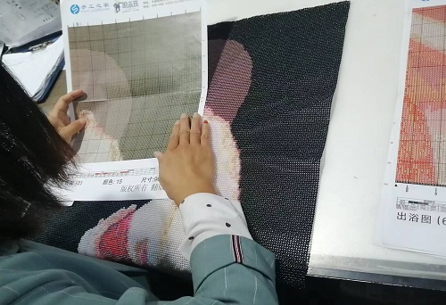 10月19日，想接正規(guī)廠家的手工活，正規(guī)外發(fā)手工活，手工之家允許加工人員自己銷(xiāo)售手工產(chǎn)品嗎？圖為勵(lì)志珠珠繡串珠手工產(chǎn)品驗(yàn)收剪影