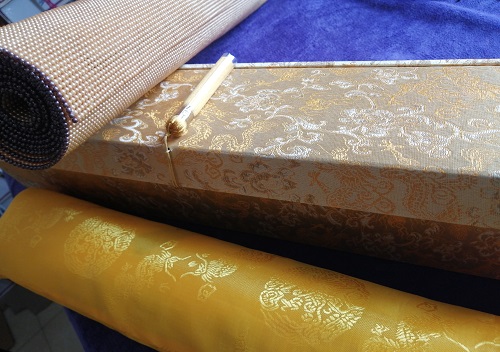 10月20日，拿回家做的手工活，長(zhǎng)期穩(wěn)定的手工活，手工之家的個(gè)性化定制服務(wù)讓人滿意，圖為勵(lì)志珠珠繡串珠手工產(chǎn)品及外包裝剪影