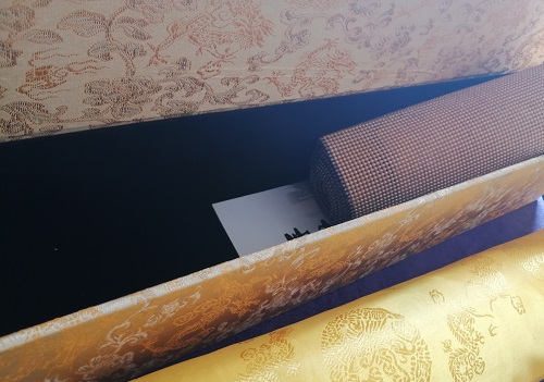 10月20日，拿回家做的手工活，長(zhǎng)期穩(wěn)定的手工活，手工之家的個(gè)性化定制服務(wù)讓人滿意，圖為勵(lì)志珠珠繡串珠手工產(chǎn)品及外包裝剪影