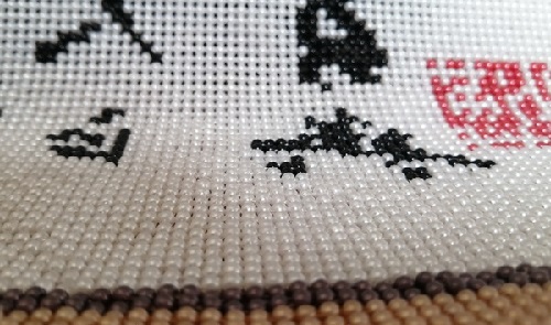 10月21日，純手工創(chuàng)業(yè)項(xiàng)目，正規(guī)可靠的在家手工項(xiàng)目，手工之家的加工人員有推薦，圖為勵(lì)志珠珠繡串珠手工產(chǎn)品剪影