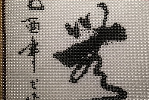 10月21日，純手工創(chuàng)業(yè)項(xiàng)目，正規(guī)可靠的在家手工項(xiàng)目，手工之家的加工人員有推薦，圖為勵(lì)志珠珠繡串珠手工產(chǎn)品剪影