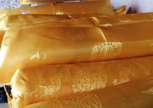 10月24日，靈活就業(yè)創(chuàng)業(yè)，手工加工回收項(xiàng)目，手工之家的加工費(fèi)結(jié)算讓人踏實(shí)，圖為勵(lì)志珠珠繡串珠手工產(chǎn)品剪影