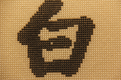 10月26日，想居家手工掙錢(qián)，串珠活居家就業(yè)創(chuàng)業(yè)，手工之家對(duì)加工人員有這樣的要求，圖為勵(lì)志珠珠繡串珠手工產(chǎn)品細(xì)節(jié)剪影