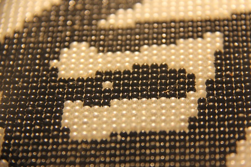 10月26日，想居家手工掙錢(qián)，串珠活居家就業(yè)創(chuàng)業(yè)，手工之家對(duì)加工人員有這樣的要求，圖為勵(lì)志珠珠繡串珠手工產(chǎn)品細(xì)節(jié)剪影