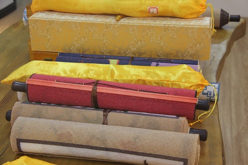 10月26日，想居家手工掙錢(qián)，串珠活居家就業(yè)創(chuàng)業(yè)，手工之家對(duì)加工人員有這樣的要求，圖為勵(lì)志珠珠繡串珠手工產(chǎn)品細(xì)節(jié)剪影