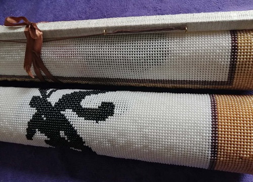 10月27日，靠譜的手工加工項目，在家做串珠手工掙錢，手工之家的手工項目很人性化，圖為勵志珠珠繡串珠手工產(chǎn)品剪影