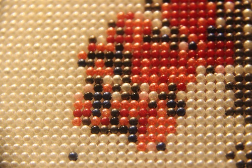 10月28日，正規(guī)外發(fā)加工手工，可靠的靈活就業(yè)項(xiàng)目，手工之家提供的服務(wù)一樣真誠，圖為勵(lì)志珠珠繡串珠手工產(chǎn)品細(xì)節(jié)剪影