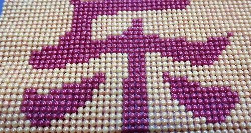 11月3日，帶回家做的手工項目，靈活就業(yè)串珠手工，手工之家的手工事業(yè)發(fā)展前景好所以受歡迎，圖為勵志珠珠繡串珠手工產品細節(jié)剪影