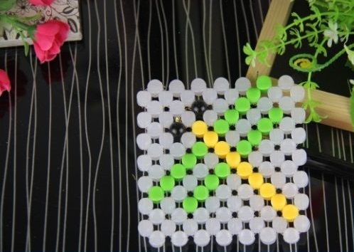 11月5日，正規(guī)廠家的手工項(xiàng)目，在家做手工靈活就業(yè)掙錢(qián)，選擇手工之家的加工人員越來(lái)越多，圖為勵(lì)志珠珠繡串珠手工產(chǎn)品剪影