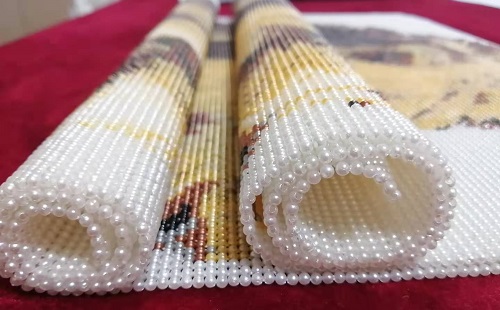 11月11日，拿回家做的手工副業(yè)，在家做手工掙錢，與手工之家合作是要簽訂正規(guī)合同的，圖為勵(lì)志珠珠繡串珠手工產(chǎn)品剪影