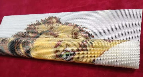 11月11日，拿回家做的手工副業(yè)，在家做手工掙錢，與手工之家合作是要簽訂正規(guī)合同的，圖為勵(lì)志珠珠繡串珠手工產(chǎn)品剪影