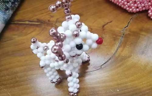 11月12日，靈活就業(yè)創(chuàng)業(yè)，與正規(guī)手工企業(yè)合作，手工之家讓大家加工和銷(xiāo)售都掙錢(qián)，圖為勵(lì)志珠珠繡串珠手工產(chǎn)品剪影